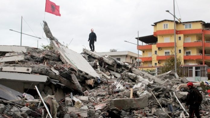 Η Αλβανία μετρά τις πληγές της, η ελπίδα «θάφτηκε» στα συντρίμμια, στους 49 οι νεκροί