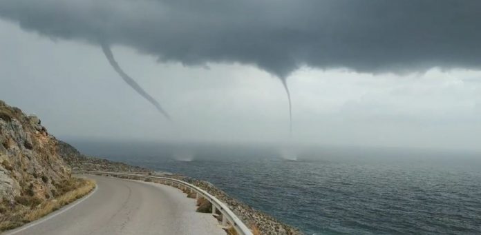 «Δίδυμοι» υδροσίφωνες σχηματίστηκαν πάνω από τη θάλασσα στην Κρήτη (βίντεο)