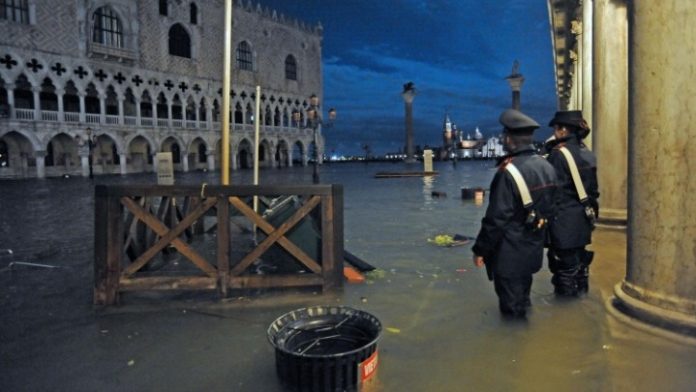 Ο δήμαρχος της Βενετίας κήρυξε την πόλη σε κατάσταση καταστροφής