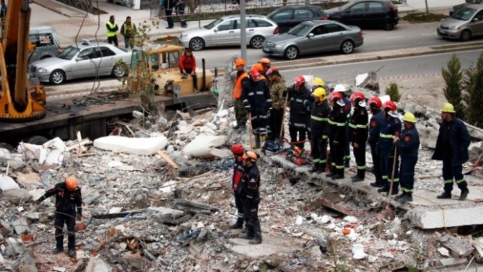 Αλβανία: 40 οι νεκροί και πάνω από 900 οι τραυματίες - Συνεχίζονται οι προσπάθειες απεγκλωβισμού Αλβανία: 40 οι νεκροί και πάνω από 900 οι τραυματίες - Συνεχίζονται οι προσπάθειες απεγκλωβισμού