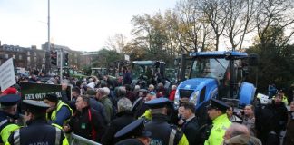 Ιρλανδία: Αγρότες απέκλεισαν με τα τρακτέρ τους το κέντρο του Δουβλίνου