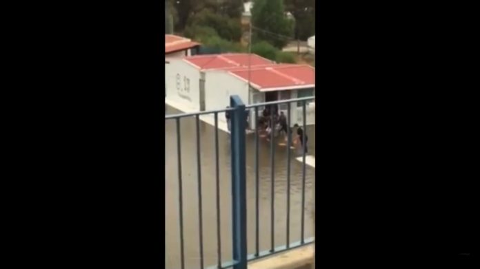 Kακοκαιρία «Βικτόρια»: Μαθητές στην Κρήτη χτίζουν γέφυρα για να βγουν από το σχολείο (βίντεο)