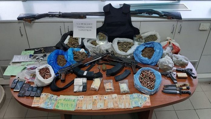 Κρήτη: Ναρκωτικά και όπλα στην κατοχή οικογένειας κτηνοτρόφων Κρήτη: Ναρκωτικά και όπλα στην κατοχή οικογένειας κτηνοτρόφων