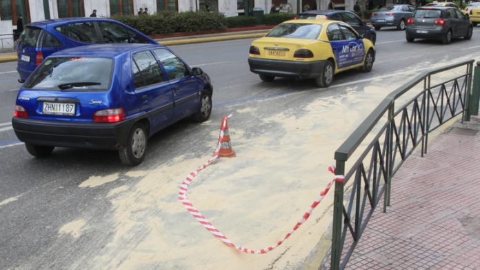 Κυκλοφοριακά προβλήματα στη λεωφόρο Βουλιαγμένης λόγω διαρροής ελαιόλαδου από φορτηγό