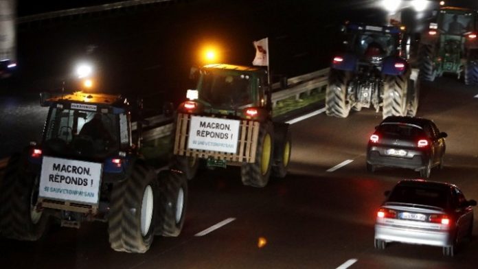 Εκατοντάδες τρακτέρ κατευθύνονται στο Παρίσι καθώς οι Γάλλοι αγρότες διαμαρτύρονται για την πολιτική της κυβέρνησης