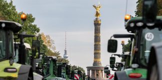 Χιλιάδες τρακτέρ στο Βερολίνο για τη διαδήλωση κατά των περιορισμών στη χρήση φυτοφαρμάκων