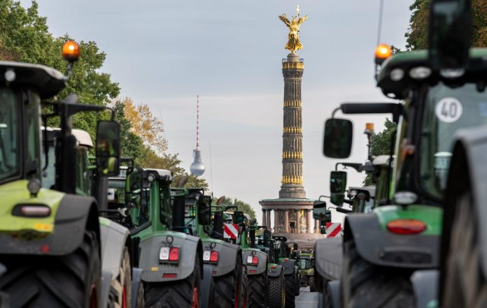 Χιλιάδες τρακτέρ στο Βερολίνο για τη διαδήλωση κατά των περιορισμών στη χρήση φυτοφαρμάκων