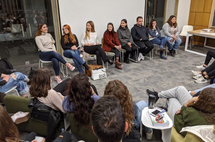 Απόφοιτοι της ΑΓΣ και νυν φοιτητές στις Η.Π.Α. ενημέρωσαν μαθητές της σχολής για τις σπουδές σε αμερικανικά πανεπιστήμια Απόφοιτοι της ΑΓΣ και νυν φοιτητές στις Η.Π.Α. ενημέρωσαν μαθητές της σχολής για τις σπουδές σε αμερικανικά πανεπιστήμια