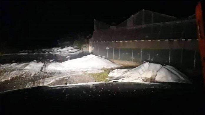 Ισχυρή χαλαζόπτωση στη νότια Κρήτη - Καταστροφές σε καλλιέργειες και Θερμοκήπια Ισχυρή χαλαζόπτωση στη νότια Κρήτη - Καταστροφές σε καλλιέργειες και Θερμοκήπια