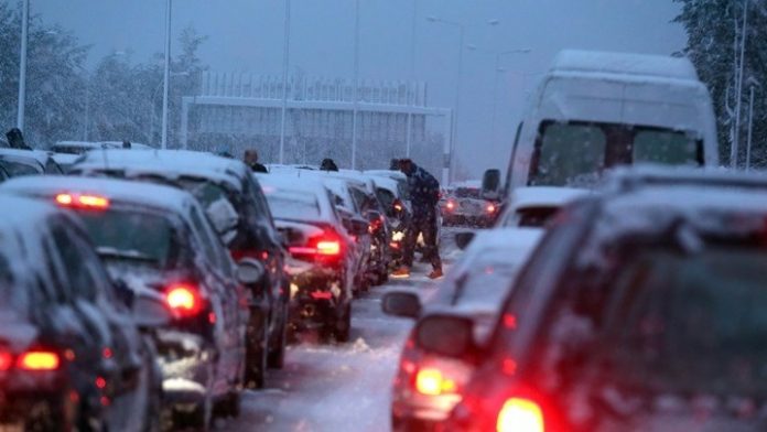 Διακόπηκε η κυκλοφορία και στα δύο ρεύματα της Αθηνών-Λαμίας (βίντεο) Διακόπηκε η κυκλοφορία και στα δύο ρεύματα της Αθηνών-Λαμίας (βίντεο)