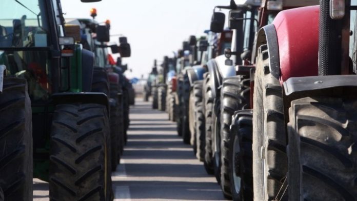 Βγήκαν τα τρακτέρ στον κόμβο του Πλατυκάμπου - Οι αγρότες ζητούν συνάντηση με τον υπουργό Αγροτικής Ανάπτυξης