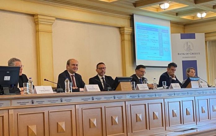 Θα ήθελα να σας καλωσορίσω στη σημερινή εκδήλωση και να εκφράσω τη χαρά μου που βλέπω ανθρώπους από διαφορετικούς φορείς, διαφορετικούς κλάδους, διαφορετικά επιστημονικά αντικείμενα. Είναι σημαντικό, γιατί το θέμα της εκδήλωσης αυτής δεν είναι η παρουσίαση ενός σχεδίου πολιτικής που θα ασκηθεί αυστηρά και μόνο από το ΥΠΕΝ. Απαιτεί μια ευρύτερη συμμαχία. Το ΕΣΕΚ που παρουσιάζουμε σήμερα είναι ένα ολοκληρωμένο σχέδιο πράσινης ανάπτυξης για την Ελλάδα, που θα δημιουργήσει πολλαπλασιαστικά οφέλη σε όλους τους τομείς της οικονομίας μας. Πρώτα από όλα, φυσικά, στην ενέργεια. Όμως, παράλληλα, στις μεταφορές, τον χρηματοπιστωτικό τομέα, τις κατασκευές, τον τουρισμό, τη ναυτιλία, τη γεωργία. Με νέες ευκαιρίες και νέες προοπτικές για όλους Αυτή η προσέγγιση δεν είναι δικιά μας πατέντα. Η Ευρωπαϊκή Επιτροπή –δια στόματος της νέας προέδρου της- τονίζει διαρκώς ότι η κλιματική αλλαγή –ή κλιματική κρίση όπως την αποκαλεί πλέον- είναι στην κορυφή της ατζέντας της. Και υπογραμμίζει ότι, κατ’ επέκταση, η νέα στρατηγική ανάπτυξης της Ευρώπης είναι το ευρωπαϊκό green deal. Η Ευρώπη, λοιπόν, κινείται προς μια συγκεκριμένη κατεύθυνση. Την κατεύθυνση της βιώσιμης ανάπτυξης. Για να αντιμετωπίσουμε την κλιματική αλλαγή με ενίσχυση της καινοτομίας και της ανταγωνιστικότητας και τη μαζική δημιουργία θέσεων εργασίας. Εμείς δεν θέλουμε απλά να ακολουθήσουμε την υπόλοιπη Ευρώπη. Θέλουμε να είμαστε στην πρώτη γραμμή αυτής της μετάβασης σε ένα νέο οικονομικό και κοινωνικό μοντέλο. Και η φιλοδοξία μας αυτή αποτυπώνεται ποικιλοτρόπως: 1.Πρώτον με τους υψηλούς στόχους που θέτουμε. Οι στόχοι αυτοί είναι αισθητά πιο πάνω από αυτούς στο αρχικό ΕΣΕΚ που είχε σταλεί για αξιολόγηση προς τις υπηρεσίες της ΕΕ τον περασμένο Ιανουάριο. Αλλά και σε ορισμένες περιπτώσεις –όπως στη διείσδυση των ΑΠΕ και την εξοικονόμηση ενέργειας- είναι πιο πάνω και από τους ευρωπαϊκούς. Και αυτό γιατί θέλουμε να αλλάξουμε ριζικά τον τρόπο που καταναλώνουμε και παράγουμε ενέργεια. Για να προστατέψουμε το περιβάλλον, να προσελκύσουμε επενδύσεις και να δημιουργήσουμε θέσεις εργασίας. 2.Ένας άλλος τομέας στον οποίο βρισκόμαστε στην πρώτη ταχύτητα της Ευρώπης είναι η απολιγνιτοποίηση. Αυτό είναι το μόνο αμιγώς ενεργειακό ζήτημα για το οποίο θα μιλήσω, καθώς ο αρμόδιος υφυπουργός κ. Θωμάς θα κάνει λεπτομερή παρουσίαση για αυτά τα ζητήματα. Η δέσμευση για πλήρη απολιγνιτοποίηση της χώρας μέχρι το 2028, που ανακοινώθηκε από τον πρωθυπουργό Κυριάκο Μητσοτάκη στη Σύνοδο Κορυφής του ΟΗΕ, την υποδέχθηκαν με ενθουσιασμό εντός και εκτός συνόρων, καθώς είναι ένα ιστορικό βήμα για την προστασία του περιβάλλοντός μας. Η μετάβαση αυτή στη μετά λιγνίτη εποχή, όμως, θέλουμε να διασφαλίσουμε πως θα είναι μια Δίκαιη Μετάβαση για τις περιοχές που επηρεάζονται. Για αυτό τον σκοπό, στα μέσα του 2020 στοχεύουμε να παρουσιάσουμε ένα ολοκληρωμένο Σχέδιο Δίκαιης Μετάβασης (Master Plan), που θα αποτελεί τον αναπτυξιακό οδικό χάρτη στη μετά-λιγνίτη εποχή. Με ένα πλέγμα μέτρων και προβλέψεων που θα αφορούν, μεταξύ άλλων: επενδυτικά και φορολογικά κίνητρα, νέες υποδομές, αξιοποίηση των τοπικών φυσικών πόρων, τη στήριξη της αγροτικής παραγωγής και του τουρισμού, τη μετεκπαίδευση των εργαζομένων, την εξασφάλιση των θέσεων εργασίας και την δημιουργία νέων μέσω ενός ευέλικτου αναπτυξιακού μετασχηματισμού και της ανάπτυξης όλων των τομέων της παραγωγής. Προς αυτή την κατεύθυνση, θα συσταθεί διυπουργική επιτροπή και θα οριστεί ένας συντονιστής υψηλού επιπέδου, ο οποίος θα έχει στόχο τον συντονισμό και τη μέγιστη αποδοτικότητα αυτών των δράσεων. 3.Φυσικά, όταν μιλάμε για επενδύσεις ξέρουμε ότι οι δημόσιοι πόροι δεν αρκούν. Για αυτό και δίνουμε ιδιαίτερη έμφαση στα κίνητρα που θα δοθούν στον χρηματοπιστωτικό τομέα, ώστε να στηρίξει πράσινες επενδύσεις με βιώσιμο χαρακτήρα, καθώς και την πράσινη καινοτομία, ακολουθώντας τις καλές ευρωπαϊκές πρακτικές του green finance. 4.Παράλληλα, σημαντικό κομμάτι της πολιτικής μας αποτελεί η προσαρμογή στην κλιματική αλλαγή, που αποτελεί τον δεύτερο πυλώνα της κλιματικής πολιτικής μετά τον περιορισμό των εκπομπών. Αναφέρομαι, μεταξύ άλλων, στην προσαρμογή κτηρίων και υποδομών σε πιθανές μελλοντικές κλιματικές συνθήκες, καθώς και σε δράσεις για τη διατήρηση της βιοποικιλότητας και την προστασία των δασών μας και των υδατικών μας πόρων. Φιλοδοξία μας είναι οι δράσεις προσαρμογής να αποτελέσουν, παράλληλα, αναπτυξιακές δράσεις για την κάθε περιφέρεια. Μάλιστα, στις 10 Δεκεμβρίου στη Μαδρίτη, στο πλαίσιο της διάσκεψης του ΟΗΕ για την κλιματική αλλαγή, διοργανώνουμε ημερίδα για τη διεθνή πρωτοβουλία της χώρας μας με στόχο την ανάδειξη σύγχρονων λύσεων για την προστασία της πολιτιστικής και φυσικής κληρονομιάς από την κλιματική αλλαγή. Πρόκειται για ένα ζήτημα που φυσικά επηρεάζει ιδιαίτερα την Ελλάδα και θέλουμε να είμαστε πρωτοπόροι διεθνώς στην αντιμετώπισή του. 5.Ένας άλλος τομέας παρέμβασης με ισχυρό περιβαλλοντικό, αλλά και αναπτυξιακό πρόσημο, είναι η ολοκληρωμένη διαχείριση απορριμμάτων. Όπως δήλωσα πρόσφατα στη Βουλή, στοχεύω προσωπικά να προχωρήσουμε σε αυτόν τον τομέα με την ίδια αποφασιστικότητα που προχωρήσαμε και στη ΔΕΗ. Σκοπεύουμε να βάλουμε τέλος στις εικόνες που ντροπιάζουν τη χώρα μας παγκοσμίως και μας κοστίζουν πολλά εκατομμύρια σε πρόστιμα. Παράλληλα, δίνουμε προτεραιότητα στην ανακύκλωση, στην οποία η χώρα μας πρέπει να κάνει μια μικρή επανάσταση όχι μόνο όσον αφορά στις υποδομές, αλλά και την κουλτούρα. 6.Η στροφή στην κυκλική οικονομία, δηλαδή την επαναχρησιμοποίηση των προϊόντων, αλλάζει όλη τη λογική της παραγωγής και της κατανάλωσης, περιορίζοντας σημαντικά την επιβάρυνση που δημιουργούμε στο περιβάλλον μας, και δημιουργώντας νέες ευκαιρίες για καινοτομία και επενδύσεις. Στέκομαι τέλος σε ένα θέμα το οποίο έχει θίξει συχνά ο πρωθυπουργός, στην πλαστική ρύπανση, που έχει ιδιαίτερες επιπτώσεις στις θάλασσές μας. Προχωρούμε άμεσα σε υιοθέτηση της οδηγίας για την απαγόρευση των πλαστικών μιας χρήσης. Και με την ειδική ομάδα εργασίας που έχουμε σχηματίσει στο υπουργείο σχεδιάζουμε μια σειρά από δράσεις ευαισθητοποίησης του κοινού, αλλά και ενημέρωσης της αγοράς για τις νέες ευκαιρίες που διαμορφώνει αυτή η παρέμβαση. Κυρίες και κύριοι, νομίζω ότι η φιλοδοξία του σχεδίου μας είναι ξεκάθαρη. Όμως, όπως είπα εξαρχής, η υλοποίησή του απαιτεί μια ευρεία συμμαχία, για να εκπληρώσει το ΕΣΕΚ την προοπτική που δημιουργεί για τη χώρα μας. Έχουμε μπροστά μας μια μοναδική ευκαιρία. Μια ευκαιρία να δημιουργήσουμε μια πράσινη επενδυτική έκρηξη στην Ελλάδα. Σο χέρι μας είναι να τα καταφέρουμε και να βάλουμε την πατρίδα μας σε τροχιά βιώσιμης ανάπτυξης, με οφέλη για όλες τις Ελληνίδες και τους Έλληνες. Για αυτή τη γενιά και τις επόμενες. Θα ήθελα να σας καλωσορίσω στη σημερινή εκδήλωση και να εκφράσω τη χαρά μου που βλέπω ανθρώπους από διαφορετικούς φορείς, διαφορετικούς κλάδους, διαφορετικά επιστημονικά αντικείμενα. Είναι σημαντικό, γιατί το θέμα της εκδήλωσης αυτής δεν είναι η παρουσίαση ενός σχεδίου πολιτικής που θα ασκηθεί αυστηρά και μόνο από το ΥΠΕΝ. Απαιτεί μια ευρύτερη συμμαχία. Το ΕΣΕΚ που παρουσιάζουμε σήμερα είναι ένα ολοκληρωμένο σχέδιο πράσινης ανάπτυξης για την Ελλάδα, που θα δημιουργήσει πολλαπλασιαστικά οφέλη σε όλους τους τομείς της οικονομίας μας. Πρώτα από όλα, φυσικά, στην ενέργεια. Όμως, παράλληλα, στις μεταφορές, τον χρηματοπιστωτικό τομέα, τις κατασκευές, τον τουρισμό, τη ναυτιλία, τη γεωργία. Με νέες ευκαιρίες και νέες προοπτικές για όλους Αυτή η προσέγγιση δεν είναι δικιά μας πατέντα. Η Ευρωπαϊκή Επιτροπή –δια στόματος της νέας προέδρου της- τονίζει διαρκώς ότι η κλιματική αλλαγή –ή κλιματική κρίση όπως την αποκαλεί πλέον- είναι στην κορυφή της ατζέντας της. Και υπογραμμίζει ότι, κατ’ επέκταση, η νέα στρατηγική ανάπτυξης της Ευρώπης είναι το ευρωπαϊκό green deal. Η Ευρώπη, λοιπόν, κινείται προς μια συγκεκριμένη κατεύθυνση. Την κατεύθυνση της βιώσιμης ανάπτυξης. Για να αντιμετωπίσουμε την κλιματική αλλαγή με ενίσχυση της καινοτομίας και της ανταγωνιστικότητας και τη μαζική δημιουργία θέσεων εργασίας. Εμείς δεν θέλουμε απλά να ακολουθήσουμε την υπόλοιπη Ευρώπη. Θέλουμε να είμαστε στην πρώτη γραμμή αυτής της μετάβασης σε ένα νέο οικονομικό και κοινωνικό μοντέλο. Και η φιλοδοξία μας αυτή αποτυπώνεται ποικιλοτρόπως: 1. Πρώτον με τους υψηλούς στόχους που θέτουμε. Οι στόχοι αυτοί είναι αισθητά πιο πάνω από αυτούς στο αρχικό ΕΣΕΚ που είχε σταλεί για αξιολόγηση προς τις υπηρεσίες της ΕΕ τον περασμένο Ιανουάριο. Αλλά και σε ορισμένες περιπτώσεις –όπως στη διείσδυση των ΑΠΕ και την εξοικονόμηση ενέργειας- είναι πιο πάνω και από τους ευρωπαϊκούς. Και αυτό γιατί θέλουμε να αλλάξουμε ριζικά τον τρόπο που καταναλώνουμε και παράγουμε ενέργεια. Για να προστατέψουμε το περιβάλλον, να προσελκύσουμε επενδύσεις και να δημιουργήσουμε θέσεις εργασίας. 2. Ένας άλλος τομέας στον οποίο βρισκόμαστε στην πρώτη ταχύτητα της Ευρώπης είναι η απολιγνιτοποίηση. Αυτό είναι το μόνο αμιγώς ενεργειακό ζήτημα για το οποίο θα μιλήσω, καθώς ο αρμόδιος υφυπουργός κ. Θωμάς θα κάνει λεπτομερή παρουσίαση για αυτά τα ζητήματα. Η δέσμευση για πλήρη απολιγνιτοποίηση της χώρας μέχρι το 2028, που ανακοινώθηκε από τον πρωθυπουργό Κυριάκο Μητσοτάκη στη Σύνοδο Κορυφής του ΟΗΕ, την υποδέχθηκαν με ενθουσιασμό εντός και εκτός συνόρων, καθώς είναι ένα ιστορικό βήμα για την προστασία του περιβάλλοντός μας. Η μετάβαση αυτή στη μετά λιγνίτη εποχή, όμως, θέλουμε να διασφαλίσουμε πως θα είναι μια Δίκαιη Μετάβαση για τις περιοχές που επηρεάζονται. Για αυτό τον σκοπό, στα μέσα του 2020 στοχεύουμε να παρουσιάσουμε ένα ολοκληρωμένο Σχέδιο Δίκαιης Μετάβασης (Master Plan), που θα αποτελεί τον αναπτυξιακό οδικό χάρτη στη μετά-λιγνίτη εποχή. Με ένα πλέγμα μέτρων και προβλέψεων που θα αφορούν, μεταξύ άλλων: επενδυτικά και φορολογικά κίνητρα, νέες υποδομές, αξιοποίηση των τοπικών φυσικών πόρων, τη στήριξη της αγροτικής παραγωγής και του τουρισμού, τη μετεκπαίδευση των εργαζομένων, την εξασφάλιση των θέσεων εργασίας και την δημιουργία νέων μέσω ενός ευέλικτου αναπτυξιακού μετασχηματισμού και της ανάπτυξης όλων των τομέων της παραγωγής. Προς αυτή την κατεύθυνση, θα συσταθεί διυπουργική επιτροπή και θα οριστεί ένας συντονιστής υψηλού επιπέδου, ο οποίος θα έχει στόχο τον συντονισμό και τη μέγιστη αποδοτικότητα αυτών των δράσεων. 3. Φυσικά, όταν μιλάμε για επενδύσεις ξέρουμε ότι οι δημόσιοι πόροι δεν αρκούν. Για αυτό και δίνουμε ιδιαίτερη έμφαση στα κίνητρα που θα δοθούν στον χρηματοπιστωτικό τομέα, ώστε να στηρίξει πράσινες επενδύσεις με βιώσιμο χαρακτήρα, καθώς και την πράσινη καινοτομία, ακολουθώντας τις καλές ευρωπαϊκές πρακτικές του green finance. 4. Παράλληλα, σημαντικό κομμάτι της πολιτικής μας αποτελεί η προσαρμογή στην κλιματική αλλαγή, που αποτελεί τον δεύτερο πυλώνα της κλιματικής πολιτικής μετά τον περιορισμό των εκπομπών. Αναφέρομαι, μεταξύ άλλων, στην προσαρμογή κτηρίων και υποδομών σε πιθανές μελλοντικές κλιματικές συνθήκες, καθώς και σε δράσεις για τη διατήρηση της βιοποικιλότητας και την προστασία των δασών μας και των υδατικών μας πόρων. Φιλοδοξία μας είναι οι δράσεις προσαρμογής να αποτελέσουν, παράλληλα, αναπτυξιακές δράσεις για την κάθε περιφέρεια. Μάλιστα, στις 10 Δεκεμβρίου στη Μαδρίτη, στο πλαίσιο της διάσκεψης του ΟΗΕ για την κλιματική αλλαγή, διοργανώνουμε ημερίδα για τη διεθνή πρωτοβουλία της χώρας μας με στόχο την ανάδειξη σύγχρονων λύσεων για την προστασία της πολιτιστικής και φυσικής κληρονομιάς από την κλιματική αλλαγή. Πρόκειται για ένα ζήτημα που φυσικά επηρεάζει ιδιαίτερα την Ελλάδα και θέλουμε να είμαστε πρωτοπόροι διεθνώς στην αντιμετώπισή του. 5. Ένας άλλος τομέας παρέμβασης με ισχυρό περιβαλλοντικό, αλλά και αναπτυξιακό πρόσημο, είναι η ολοκληρωμένη διαχείριση απορριμμάτων. Όπως δήλωσα πρόσφατα στη Βουλή, στοχεύω προσωπικά να προχωρήσουμε σε αυτόν τον τομέα με την ίδια αποφασιστικότητα που προχωρήσαμε και στη ΔΕΗ. Σκοπεύουμε να βάλουμε τέλος στις εικόνες που ντροπιάζουν τη χώρα μας παγκοσμίως και μας κοστίζουν πολλά εκατομμύρια σε πρόστιμα. Παράλληλα, δίνουμε προτεραιότητα στην ανακύκλωση, στην οποία η χώρα μας πρέπει να κάνει μια μικρή επανάσταση όχι μόνο όσον αφορά στις υποδομές, αλλά και την κουλτούρα. 6. Η στροφή στην κυκλική οικονομία, δηλαδή την επαναχρησιμοποίηση των προϊόντων, αλλάζει όλη τη λογική της παραγωγής και της κατανάλωσης, περιορίζοντας σημαντικά την επιβάρυνση που δημιουργούμε στο περιβάλλον μας, και δημιουργώντας νέες ευκαιρίες για καινοτομία και επενδύσεις. Στέκομαι τέλος σε ένα θέμα το οποίο έχει θίξει συχνά ο πρωθυπουργός, στην πλαστική ρύπανση, που έχει ιδιαίτερες επιπτώσεις στις θάλασσές μας. Προχωρούμε άμεσα σε υιοθέτηση της οδηγίας για την απαγόρευση των πλαστικών μιας χρήσης. Και με την ειδική ομάδα εργασίας που έχουμε σχηματίσει στο υπουργείο σχεδιάζουμε μια σειρά από δράσεις ευαισθητοποίησης του κοινού, αλλά και ενημέρωσης της αγοράς για τις νέες ευκαιρίες που διαμορφώνει αυτή η παρέμβαση. Κυρίες και κύριοι, νομίζω ότι η φιλοδοξία του σχεδίου μας είναι ξεκάθαρη. Όμως, όπως είπα εξαρχής, η υλοποίησή του απαιτεί μια ευρεία συμμαχία, για να εκπληρώσει το ΕΣΕΚ την προοπτική που δημιουργεί για τη χώρα μας. Έχουμε μπροστά μας μια μοναδική ευκαιρία. Μια ευκαιρία να δημιουργήσουμε μια πράσινη επενδυτική έκρηξη στην Ελλάδα. Σο χέρι μας είναι να τα καταφέρουμε και να βάλουμε την πατρίδα μας σε τροχιά βιώσιμης ανάπτυξης, με οφέλη για όλες τις Ελληνίδες και τους Έλληνες. Για αυτή τη γενιά και τις επόμενες.