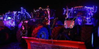 Εντυπωσιάζουν τα χριστουγεννιάτικα τρακτέρ στο Μπάρφορντ της Μεγάλης Βρετανίας (βίντεο)