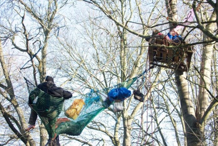 Βρετανία: Διαδηλωτές σκαρφάλωσαν σε δέντρα για να προστατεύσουν δάσος απ' όπου θα περάσει σιδηροδρομική γραμμή