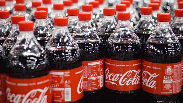 ipa-oi-katanalotes-exakolouthoun-na-theloun-ta-plastika-boukalia-leei-i-coca-cola-185616