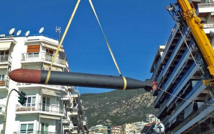 Τι δουλειά έχει μια τορπίλη στους δρόμους της Καβάλας; Τι δουλειά έχει μια τορπίλη στους δρόμους της Καβάλας;