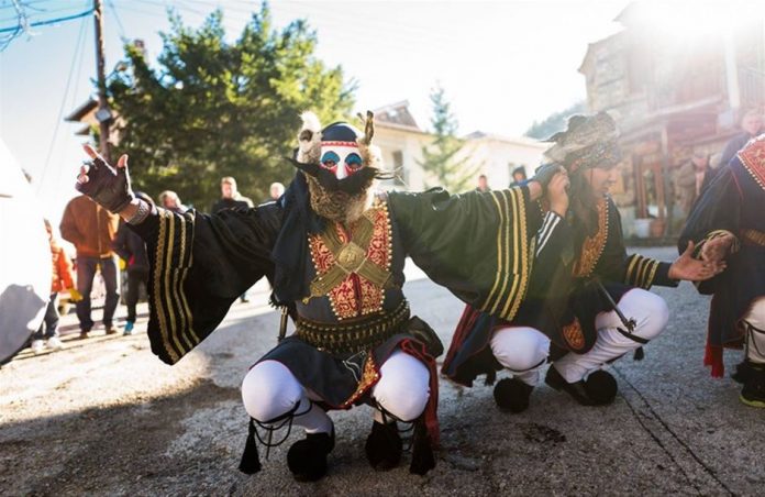 Καστοριά: Κέφι και χορός από τους χιλιάδες καρναβαλιστές στα Ραγκουτσάρια