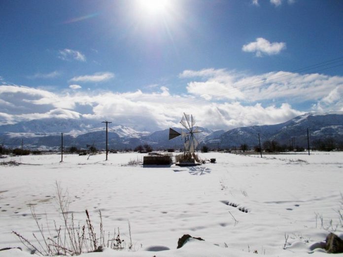 Προσπάθειες αποχιονισμού στο Οροπέδιο Λασιθίου - Μέχρι και τα 4 μέτρα το χιόνι