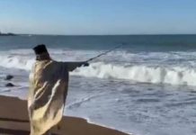 Συνέβη και αυτό: Ιερέας έριξε τον Σταυρό με... καλάμι ψαρέματος (βίντεο)