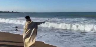 Συνέβη και αυτό: Ιερέας έριξε τον Σταυρό με... καλάμι ψαρέματος (βίντεο)