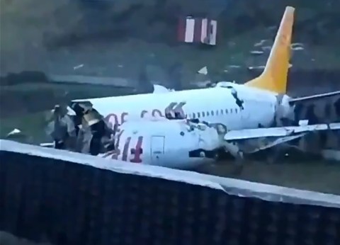 Αεροσκάφος βγήκε εκτός διαδρόμου και κόπηκε στα δύο σε αεροδρόμιο της Κωνσταντινούπολης