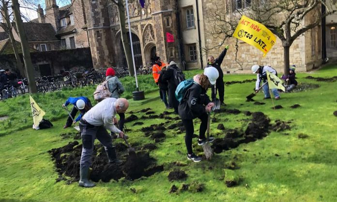 Βρετανία: Ακτιβιστές για το κλίμα σκάλισαν το γρασίδι του Τρίνιτι Κόλετζ του Κέιμπριτζ
