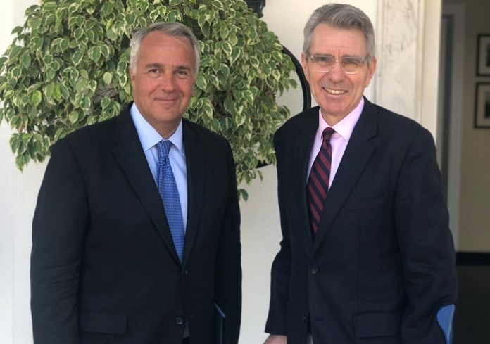 Ελαιόλαδο και κομπόστα στις συζητήσεις με τον Αμερικανό Πρέσβη Ελαιόλαδο και κομπόστα στις συζητήσεις με τον Αμερικανό Πρέσβη
