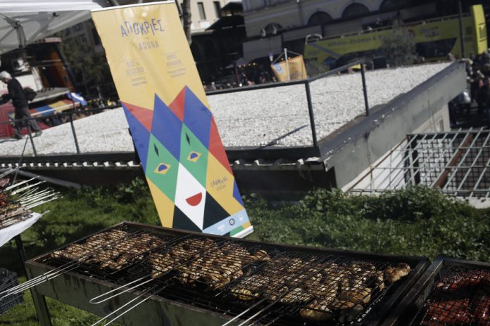 Με γλέντι στη Βαρβάκειο και ένα εθιμικό δρώμενο από τα χωριά του Βόρειου Έβρου Με γλέντι στη Βαρβάκειο και ένα εθιμικό δρώμενο από τα χωριά του Βόρειου Έβρου