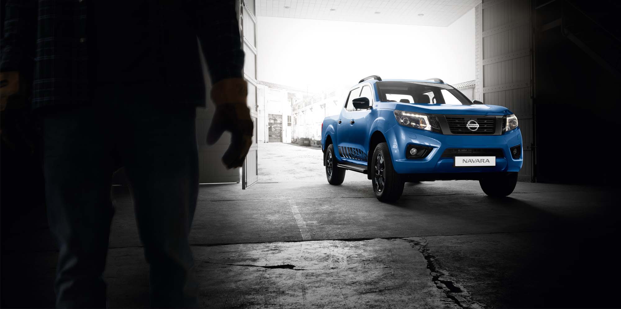 to-nissan-navara-n-guard-me-nea-synarpastiki-emfanisi-kai-nea-chromata-188849