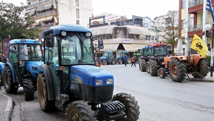 Για «εκφοβισμό με νέα αγροτοδικεία» μιλούν οι αγρότες του Τυρνάβου