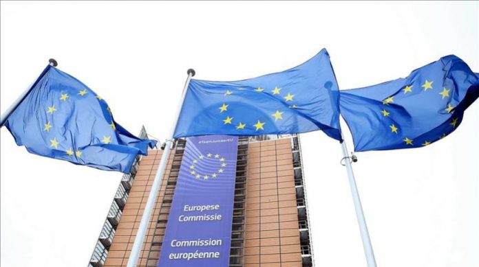 «Πολιτική μας βούληση» η κατ’ αποκοπή ενίσχυση έως 5.000 ευρώ των παραγωγών που έχουν πληγεί, επισημαίνει στην «ΥΧ» ανώτατη πηγή των Βρυξελλών