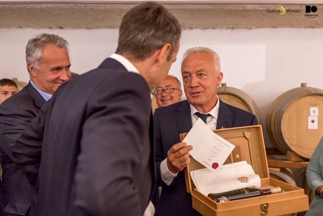 episkepsi-tou-prothypourgou-sto-oinopoieio-tis-santowines-200555