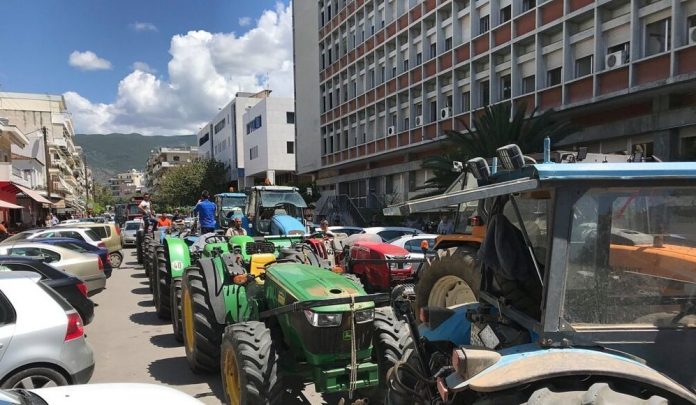 Με τα τρακτέρ τους στην Καλαμάτα οι αγρότες