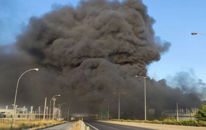 Ανακοίνωση του ΥΠΕΝ σχετικά με τη φωτιά σε εργοστάσιο πλαστικών στη Μεταμόρφωση