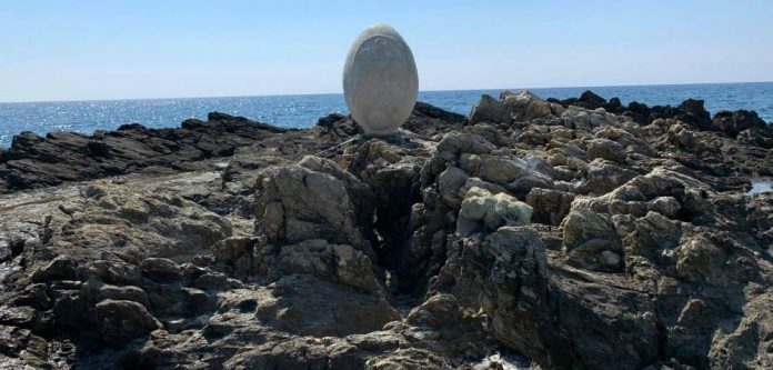 Εγκαινιάστηκε το μνημείο των Διόσκουρων, στη βραχονησίδα Πέφνο, στη Δυτική Μάνη