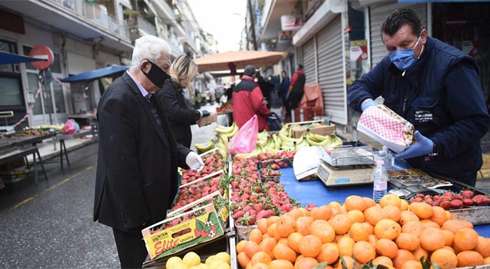 kaneis-choris-maska-to-synthima-stis-laikes-agores-tis-patras-204680