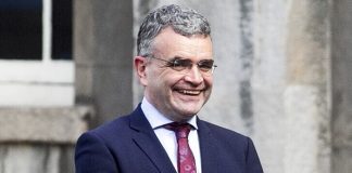 Παραίτηση υπέβαλε ο υπουργός Γεωργίας της Ιρλανδίας επειδή παραβίασε τα περιοριστικά μέτρα λόγω της πανδημίας