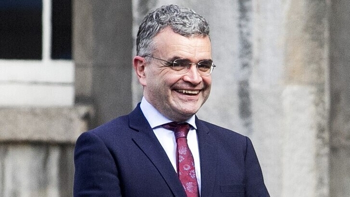 paraitisi-ypevale-o-ypourgos-georgias-tis-irlandias-epeidi-paraviase-ta-perioristika-metra-logo-tis-pandimias-206021
