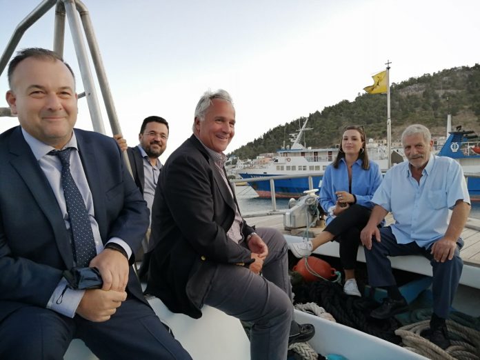 Ευχάριστη έκπληξη για τον Μ. Βορίδη από τους αλιείς της Καλύμνου Ευχάριστη έκπληξη για τον Μ. Βορίδη από τους αλιείς της Καλύμνου