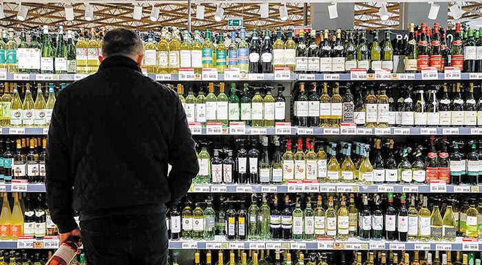 ypo-diogmo-to-evropaiko-krasi-apo-ta-rafia-ton-souper-market-stin-rosia-208654