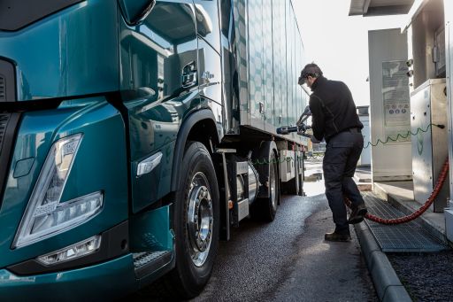 i-volvo-trucks-vlepei-afximeno-endiaferon-gia-ti-chrisi-enallaktikon-kafsimon-sta-varea-fortiga-208946