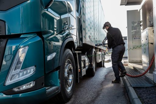 Η Volvo Trucks βλέπει αυξημένο ενδιαφέρον για τη χρήση εναλλακτικών καυσίμων στα βαρέα φορτηγά