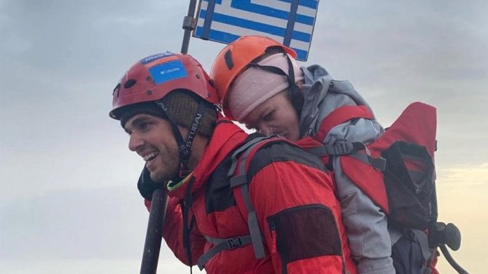 Στην κορυφή του Ολύμπου έχοντας στην πλάτη του 22χρονη φοιτήτρια με κινητικά προβλήματα Στην κορυφή του Ολύμπου έχοντας στην πλάτη του 22χρονη φοιτήτρια με κινητικά προβλήματα