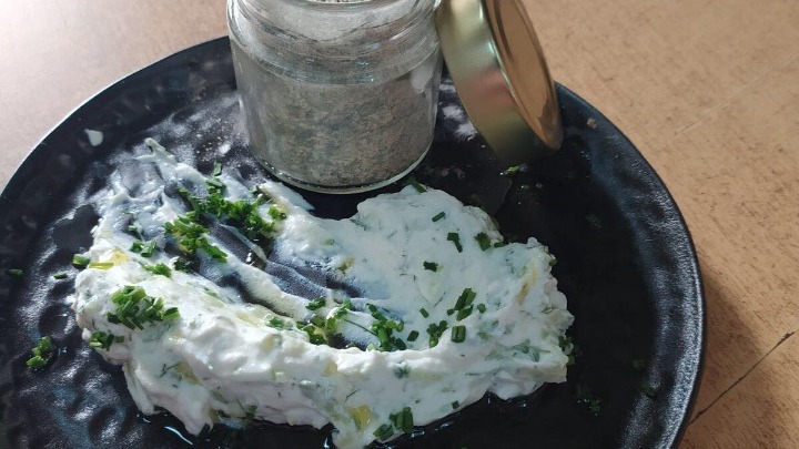 tzatziki-apodomimeno-apo-ti-thessaloniki-taxidevei-se-olo-ton-kosmo-211063