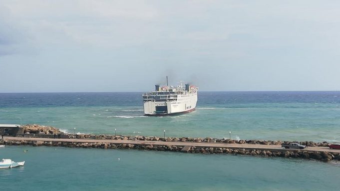 sta-avathi-tou-diafaniou-karpathou-prosaraxe-to-ploio-prevelis-213409