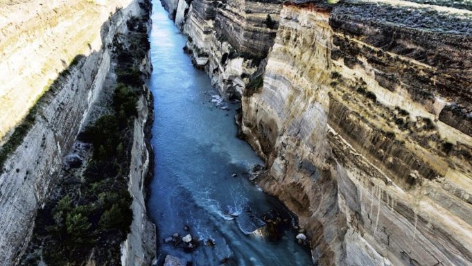 Συνεχίζονται οι εργασίες αποκατάστασης στον Ισθμό της Κορίνθου μετά τις κατολισθήσεις