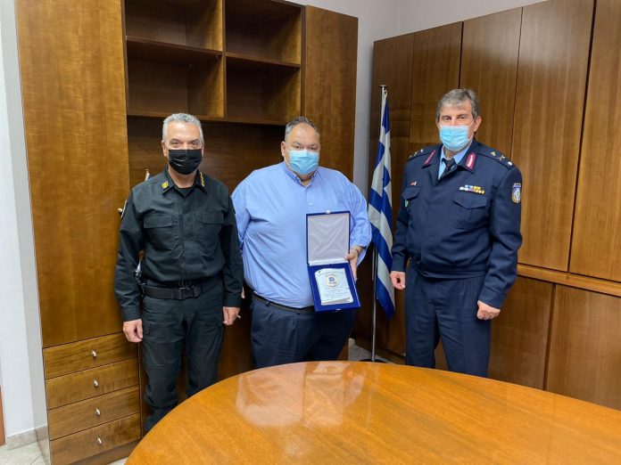 Τιμητική διάκριση στον διευθύνοντα σύμβουλο του ΟΚΑΑ από την ΕΛΑΣ Τιμητική διάκριση στον διευθύνοντα σύμβουλο του ΟΚΑΑ από την ΕΛΑΣ
