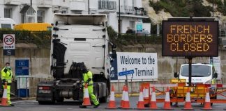 Χριστούγεννα στο τιμόνι ενδέχεται να κάνουν Έλληνες οδηγοί φορτηγών, λόγω της κατάστασης στα σύνορα Γαλλίας- Βρετανίας
