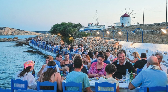 erchetai-maziko-kyma-ptochefseon-stin-estiasi-meta-tin-karantina-stin-evropi-222962