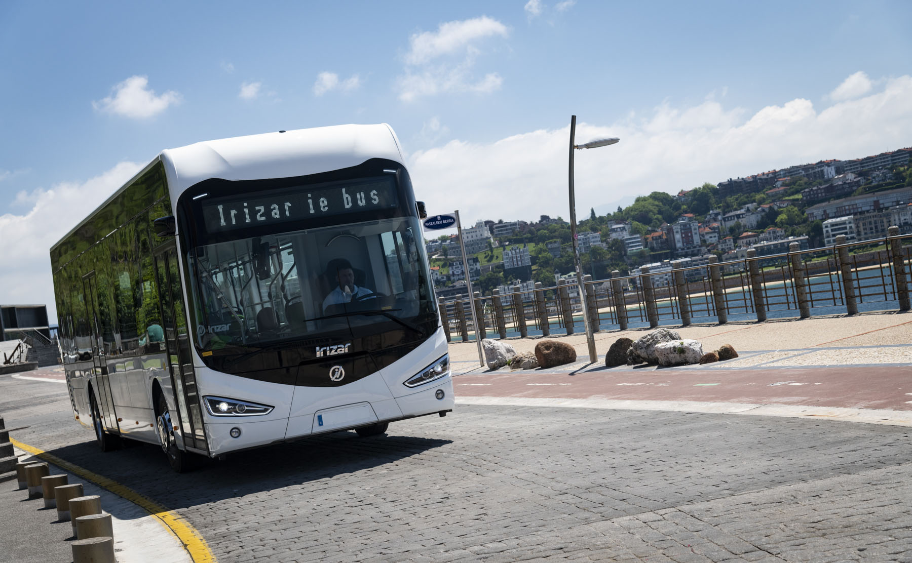 i-irizar-e-mobility-tha-paradosei-8-ilektrika-leoforeia-sto-amvourgo-222759